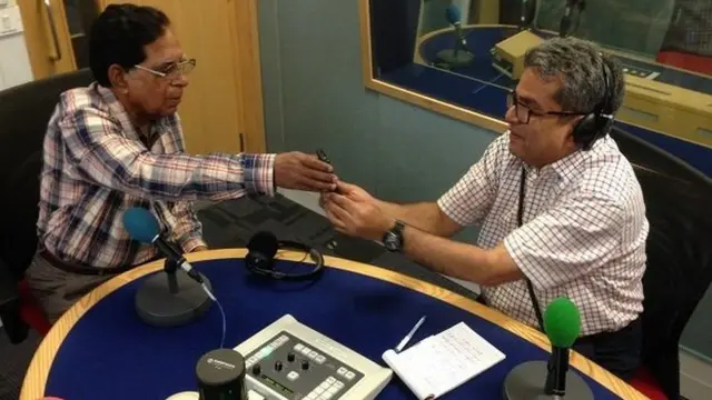 रेहान फ़ज़ल के साथ जनरल वर्मा बीबीसी स्टूडियो में.