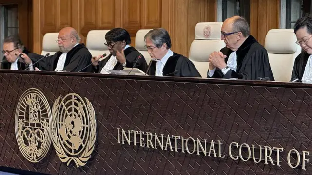 Hakimler, Hollanda'nın Lahey kentinde, İsrail'in insani yükümlülükleri ve Gazze'ye yardımların engellenmesi iddialarıyla ilgili Uluslararası Adalet Divanı'nda yapılan duruşmada kürsüdeler