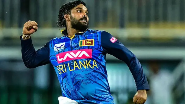 කඩුල්ලක් දවා ගැනීමෙන් පසු ජය සමරන වනිදු හසරංග 