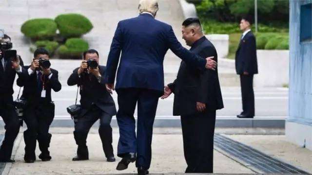 Donald Trump igihe yariko ajabuka umurongo ugabura ibihugu vya Koreya yinjira ku butaka bwa Koreya y'Uburaruko