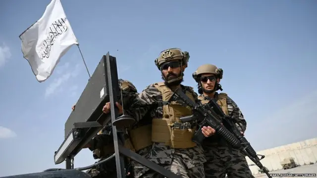 एयरपोर्ट पर तालिबान