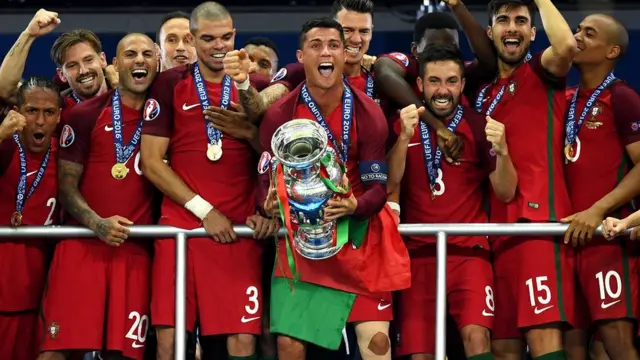 C罗与葡萄牙队捧起德劳内杯