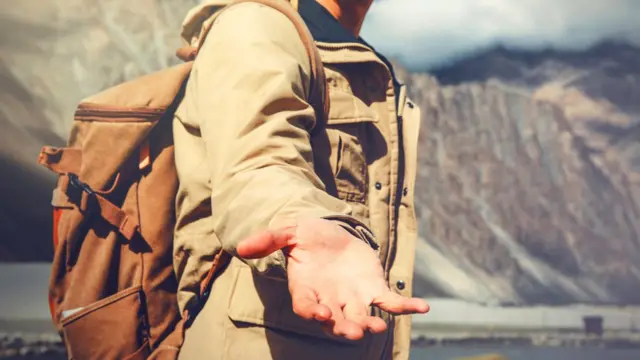 Un hombre tiende la mano en señal de ayuda.