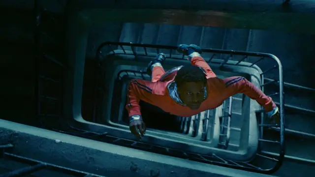 Лестницы и коридоры заброшенной многоэтажки Город Гагарина превращаются для Юрия в открытый космос, в котором он, облаченный в скафандр, парит в невесомости