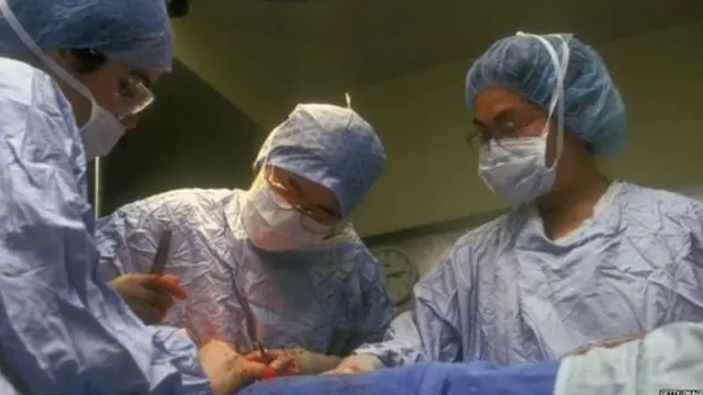 ऑपरेशन करते डॉक्टर