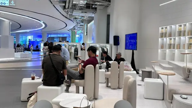 Nhóm của Quỳnh Bi trú ẩn tại Siam Square One đề phòng có đám đông dẫm đạp