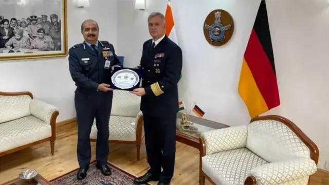 ભારતીય વાયુસેના પ્રમુખ ઍર ચીફ માર્શલ વિવેક રામ ચૌધરી સાથે જર્મન નેવી પ્રમુખ કાઈ આખન સોનબર