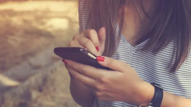 फोन करती महिला