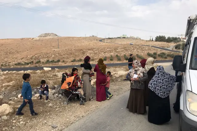 النساء والأطفال ينتظرون القافلة الطبية