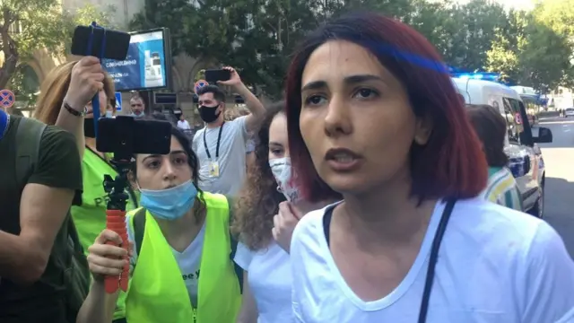 Etirazçılar və media nümayəndələri