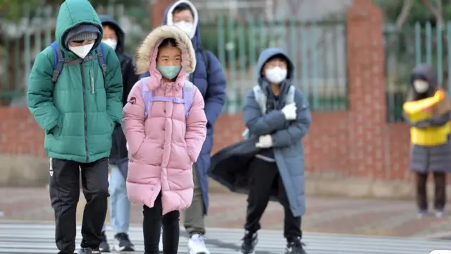 등굣길에 나선 어린이들이 두꺼운 패딩을 입고 몸을 움츠린 채 학교로 향하고 있다