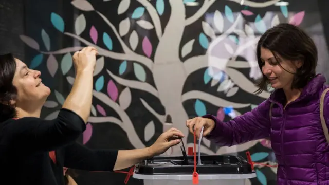 Una mujer deposita su voto en el referéndum.