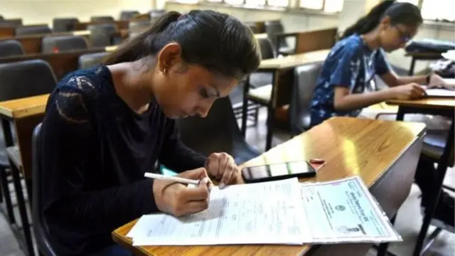 மாணவிகள்