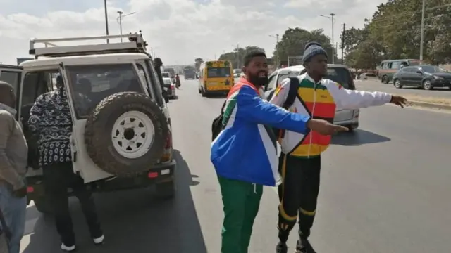 Batangiye urugendo rwabo bagenda batega za lift