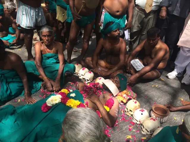 தற்கொலை செய்யும் விவசாயிகளின் அவலத்தை வெளிப்படுத்தி விவசாயிகளின் அரை நிர்வாண போராட்டம்