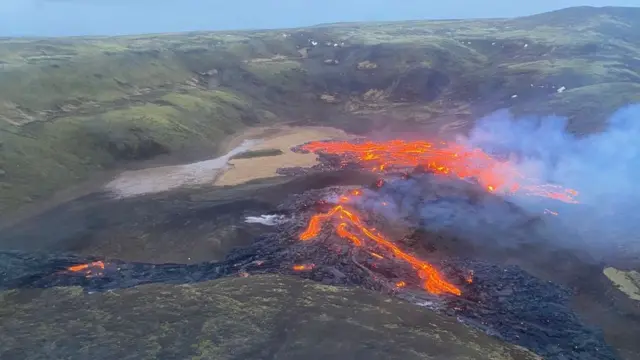 Volcán Fagradalsfjall en erupción.