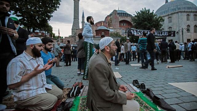 Musulmanes se congregan frente a Santa Sofía para orar en 2014