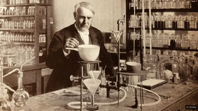 ఎడిసన్ తన వైఫల్యాలనుంచి నేర్చుకుంటూ, చిన్న చిన్న విజయాలబాటగా లక్ష్యాన్ని చేరుకున్నారు.