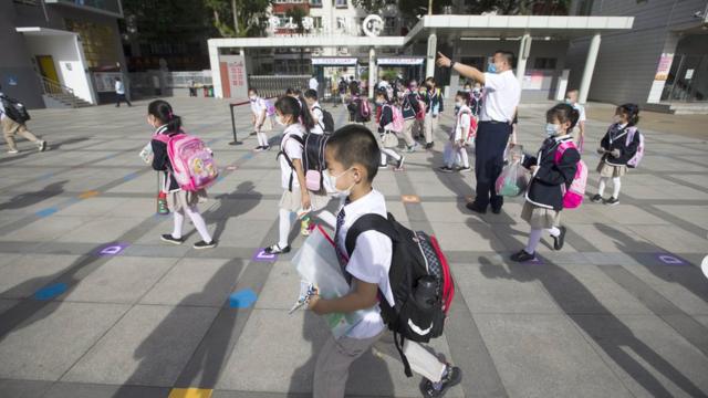 中国21世纪教育研究院副院长熊丙奇对BBC中文表示，老师要求学生的作文要传递正能量，问题的核心在于应试作文模式