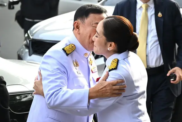 ทักษิณ ชินวัตร กอด อุ๊งอิ๊ง 