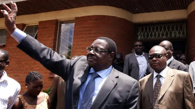 Peter Mutharika en novembre 2013 à la sortie du tribunal où il était poursuivi poursuivi pour trahison