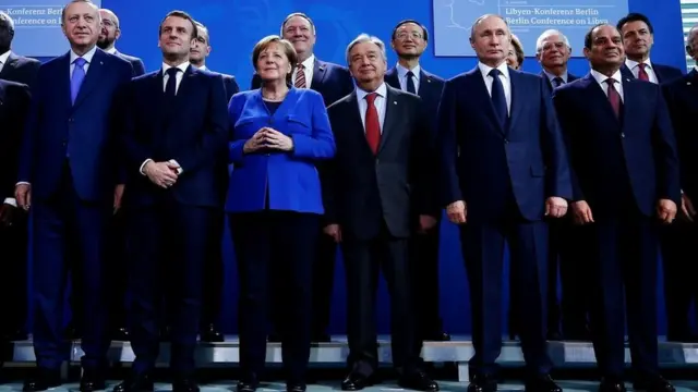 الرئيس المصري عبد الفتاح السيسي (أقصى اليمين) والرئيس التركي رجب طيب أردوغان (أقصى اليسار) خلال مشاركتهما في مؤتمر برلين حول ليبيا