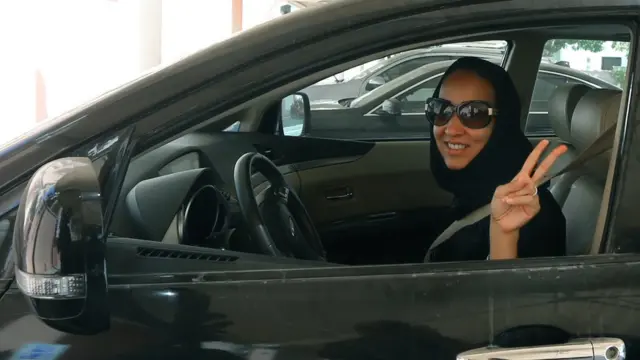 গাড়ী চালানোর অধিকার পাওয়ার ঘোষণায় দুবাইতে এক সৌদি নারীর উচ্ছ্বাস