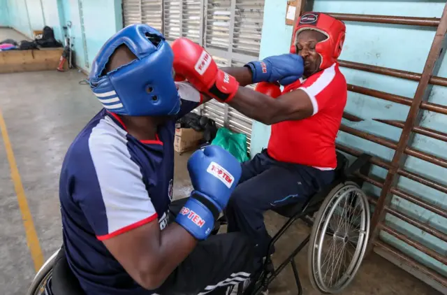 ኬንያውያን ተጓሰጥሪ ዊልቼር