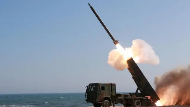 북한 조선중앙통신(KCNA)이 2016년 3월 22일 공개한 사진. 당시 김정은 북한 국무위원장이 참석한 가운데 신형 대구경 다연장로켓이 발사되고 있다