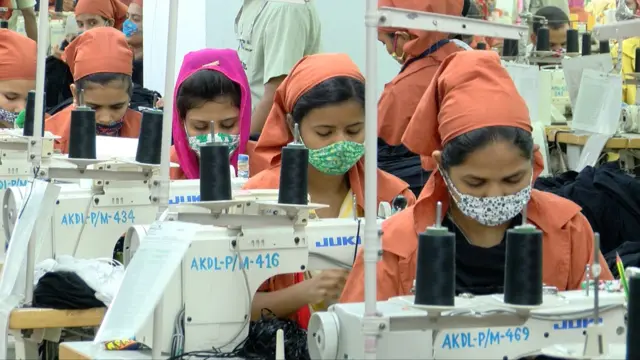 চলতি অর্থ বছরের প্রথম ছয় মাসে পোশাক রফতানি কমেছে প্রায় আট শতাংশ।
