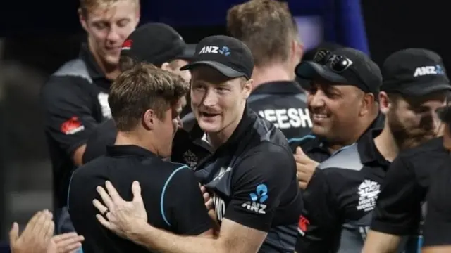 इंग्लैंड के ख़िलाफ़ सेमीफ़ाइनल जीतने के बाद न्यूज़ीलैंड की टीम जीत का जश्न मनाते हुए