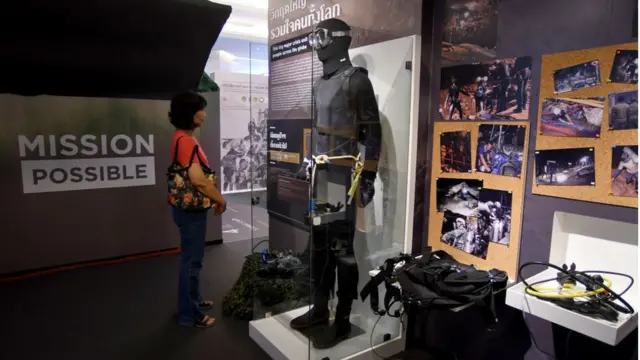 "ชุดกบ" ของนักประดาน้ำที่เข้าไปช่วยค้นหาและกู้ภัย เพื่อนำเด็ก ๆ ออกจากถ้ำ ถูกนำมาจัดแสดงในนิทรรศการ