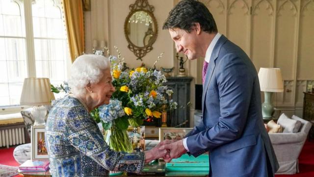 La reine Elizabeth II reçoit le premier ministre canadien Justin Trudeau lors d'une audience au château de Windsor, le 7 mars 2022 à Windsor, en Angleterre.