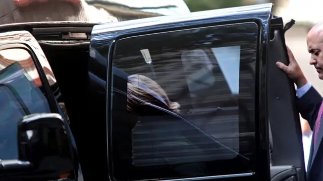 Hillary Clinton subiéndose a su camioneta.