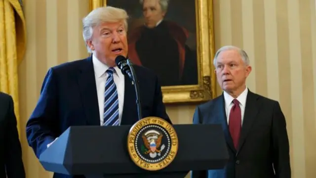 رسانه‌های آمریکایی می‌گویند دونالد ترامپ درخواست استعفای جف سشنز، وزیر دادگستری آمریک را رد کرده است