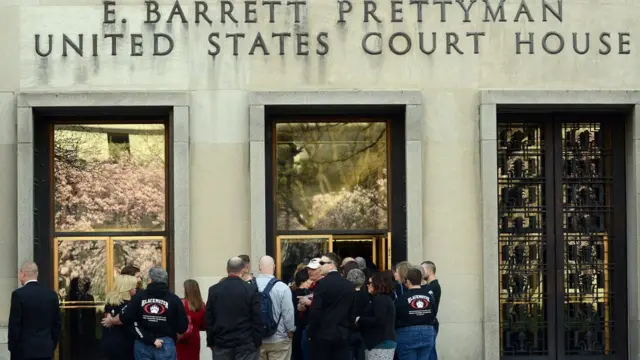 আমেরিকার যে আদালতে ব্ল্যাকওয়াটার রক্ষীদের কারাদণ্ড দেয়া হয় ২০১৫ সালে।বাইরে জড়ো হয়েছেন রক্ষীদের পরিবারের সদস্যরা