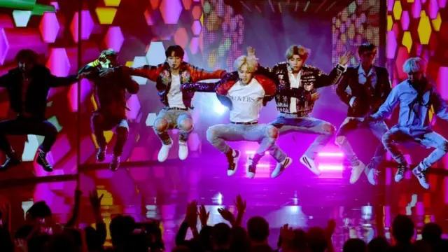 한국의 방탄소년단이 2017년 11월 19일 미국 캘리포니아주 로스앤젤레스 마이크로소프트 시어터에서 열린 2017 아메리칸 뮤직 어워드 무대에 서고 있다