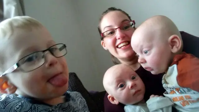 Stephanie con sus hijos Jamie, Reece y Luca