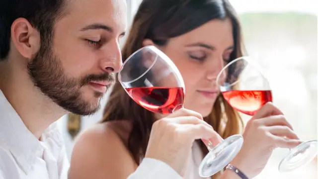 Pareja bebiendo una copa de vino