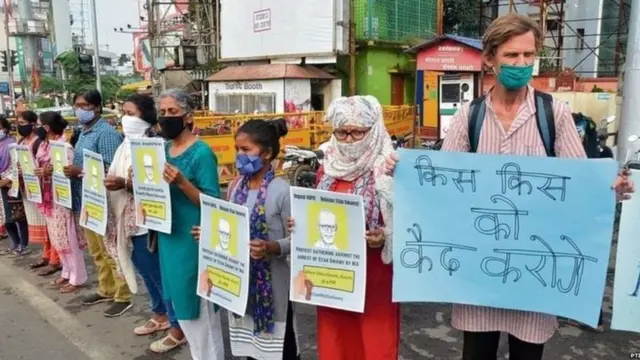 સ્ટેન સ્વામીની ધરપકડ પછી પ્રદરેશન કરી રહેલા લોકો