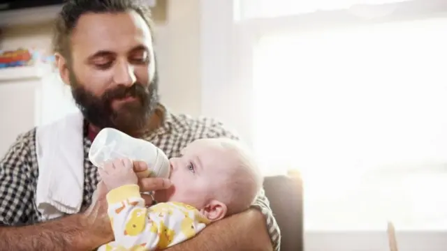 Kişinin qucağında körpə uşaq