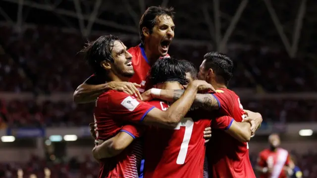 Futbolistas de Costa Rica festejan uno de los cuatro goles que le convirtieron a Estados Unidos.