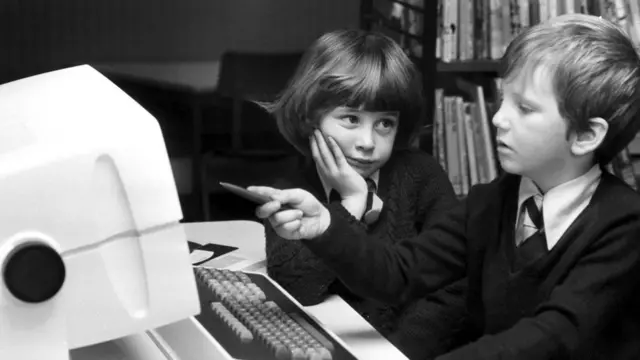 діти за комп'ютером