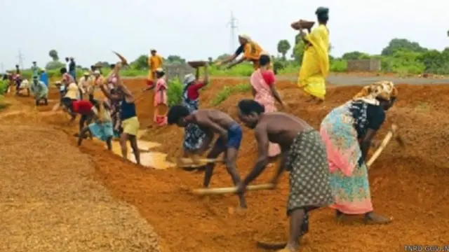 મનરેગામાં કામ કરતાં મજૂરો