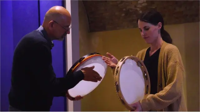霍根博姆（右）學習打西西里鈴鼓