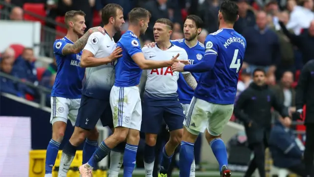 مشادة بين لاعبي توتنهام وكارديف