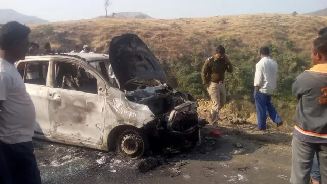 गाडी जळाली