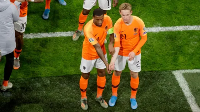 Wijnaldum et De Jong montrant la couleur de leur peau