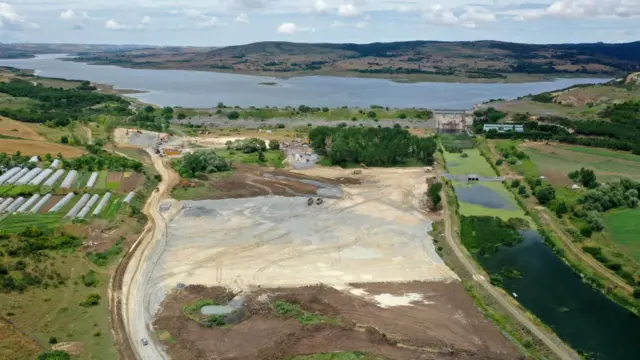 খালের তীর বরাবর অন্যান্য নির্মাণকাজ ইতোমধ্যে শুরু হয়েছে।