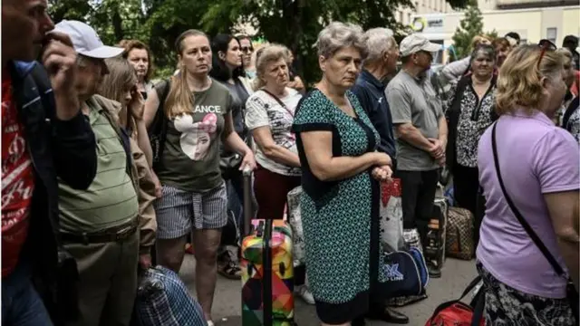 أوكرانيون يواصلون النزوج من مناطق القتال شرقي أوكرانيا.